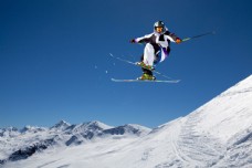 雪山滑雪运动员图片