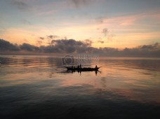 云水剪影渔民在船在海上标签在蓝水和多云的天空日落