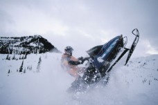 雪山开雪地摩托的运动员图片