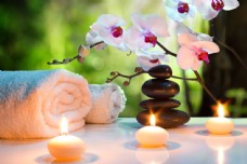 毛巾鹅卵石蝴蝶兰和蜡烛图片