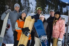 开心的一群滑雪人图片