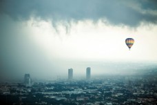 城市上方的热气球图片
