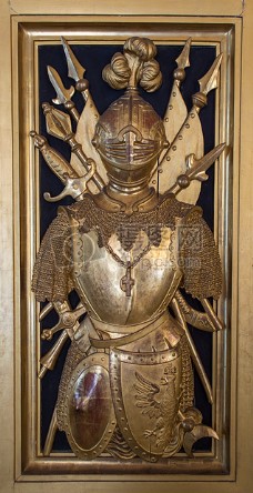 一个穿着金色盔甲的骑士