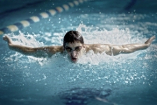比赛运动游泳比赛的运动员摄影图片