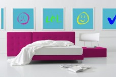 紫色床和画框图片