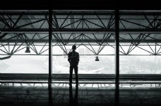 飞机场黑与白飞行人人飞行机场飞机飞机等待观望大厅飞机