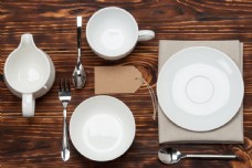 咖啡杯木板上的餐具图片