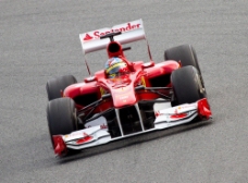 跑车跑道上的红色F1赛车图片