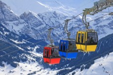 雪山上的滑雪升降机图片