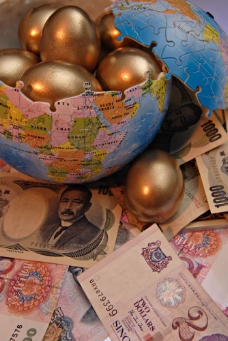 地球仪里的金蛋和钞票图片