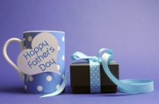 蓝色咖啡杯与礼物图片