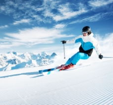雪山高山下滑雪的运动员图片