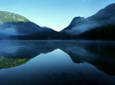清澈山水山中清澈的湖水图片