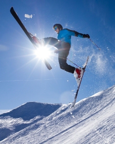 雪山滑雪的男人摄影图片